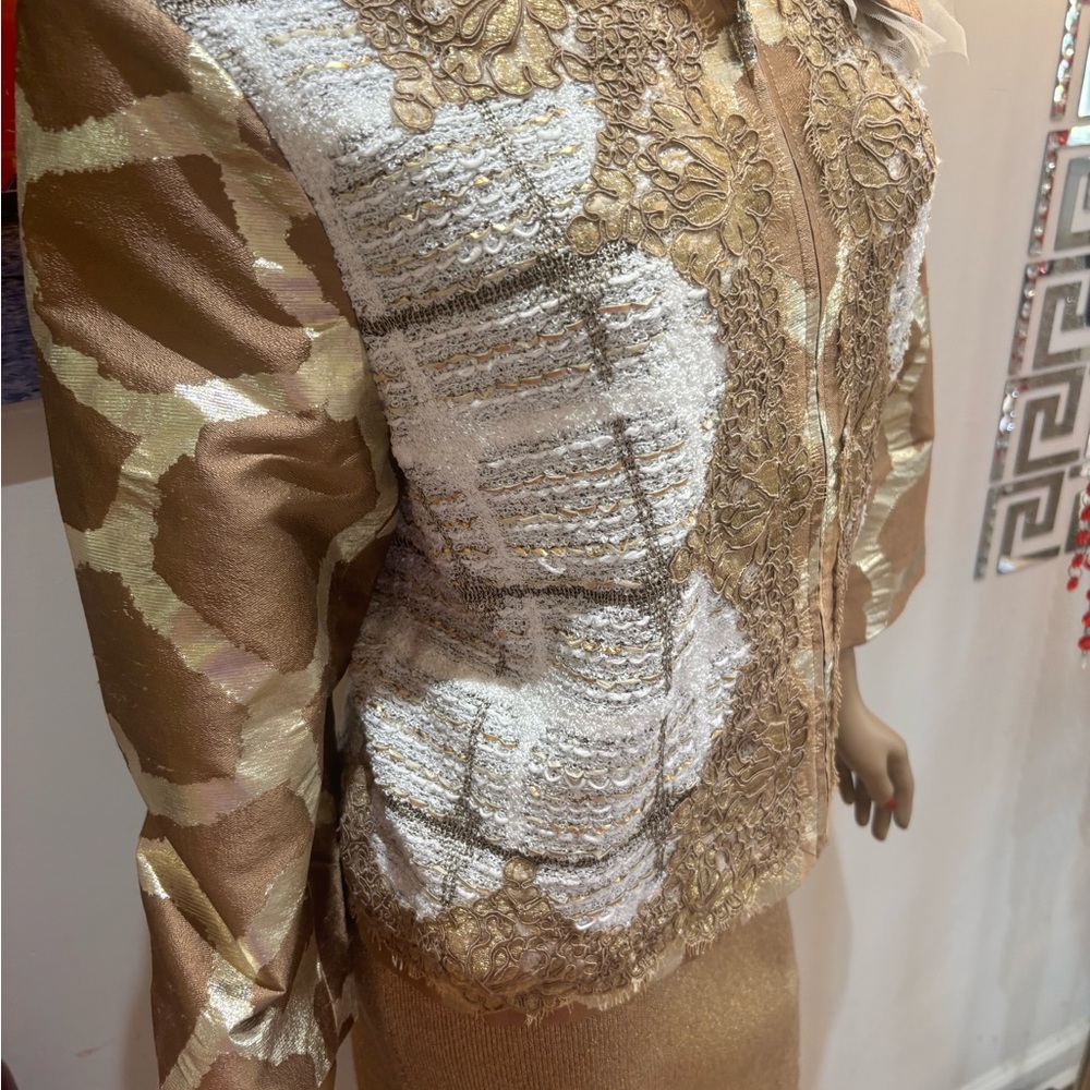 St. John Gold Cream Embroidered Tweed silk skirt suit knit L 12 floral
